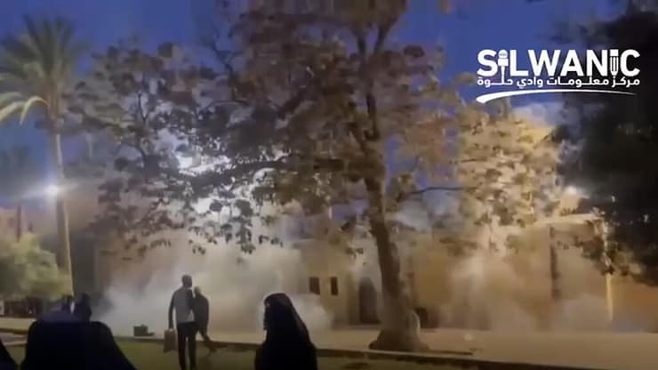 פיזור מפגינים בהר הבית בירושלים בעזרת גז מדמיע