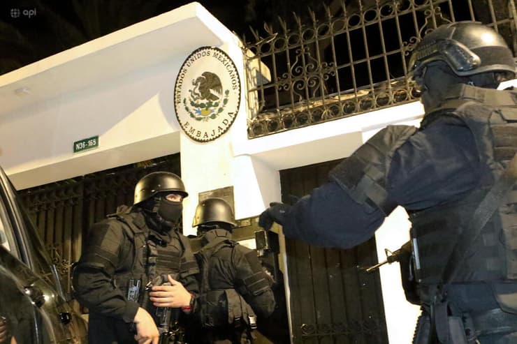 אקוודור כוחות הביטחון פורצים ל שגרירות מקסיקו לעצור את סגן הנשיא לשעבר חורחה גלאס