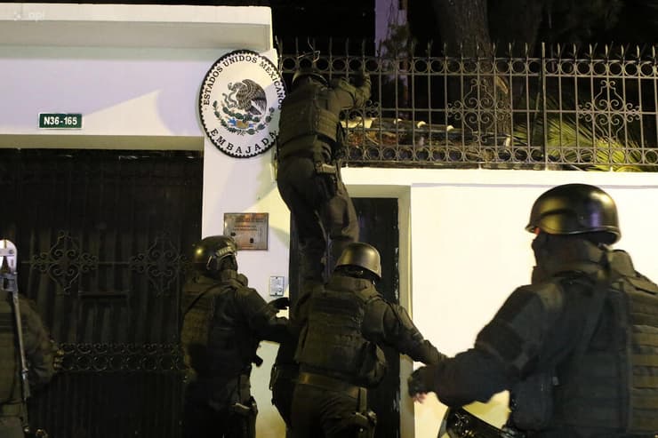 אקוודור כוחות הביטחון פורצים ל שגרירות מקסיקו לעצור את סגן הנשיא לשעבר חורחה גלאס