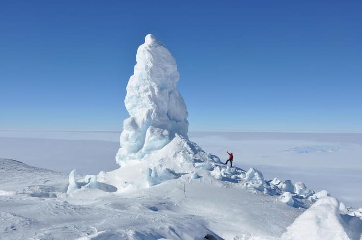 אחד ממגדלי הקרח הפומרוליים שנוצרו בהר ארבוס באנטארקטיקה 
