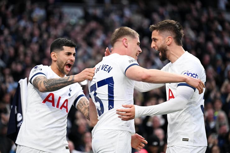 שחקני טוטנהאם חוגגים 