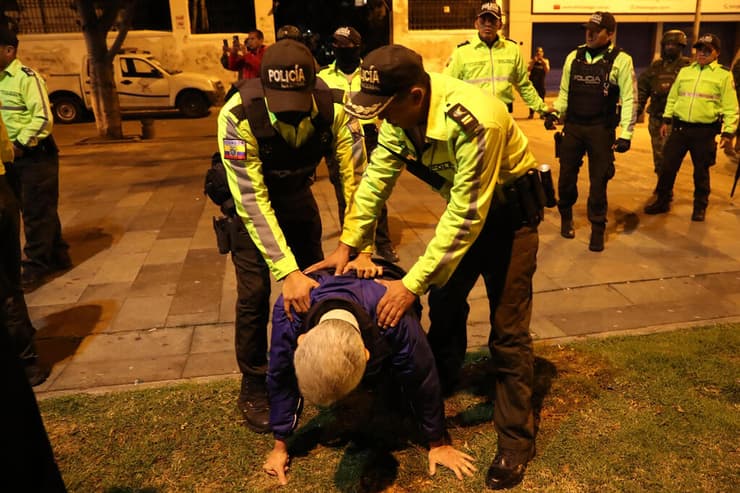 אקוודור ראש השירות ה קונסולרי ב שגרירות מקסיקו רוברטו קנסקו נאבק ב כוחות הביטחון של אקוודור מנסה למנוע את מעצר סגן הנשיא לשעבר חורחה גלאס