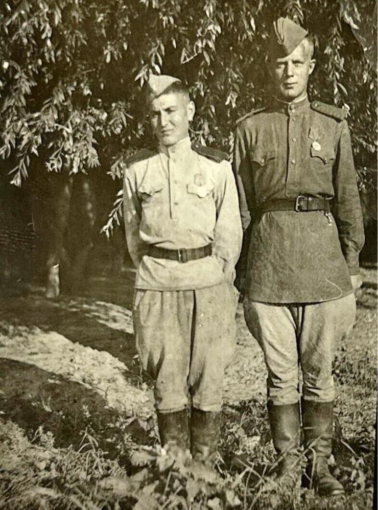 אברהם מיכאל גרינזייד (משמאל) בימיו כלוחם בצבא האדום