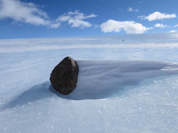 "אזור קרח כחול" ברכס מילר - רכס הרים בארץ אואטס שבאנטארקטיקה - בו נפל מטאוריט