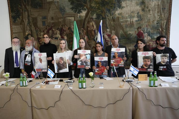 משפחות החטופים בפגישה עם האפיפיור בותיקן