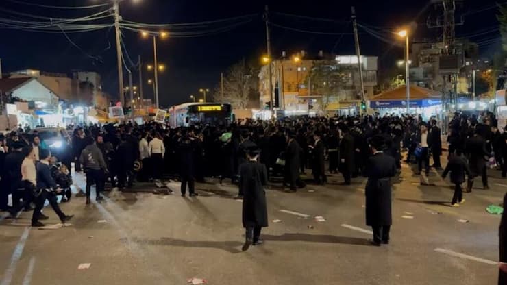 מאות חרדים מפרים את הסדר בצומת בר אילן בירושלים במחאה על מעצרו עד תום ההליכים של חסיד