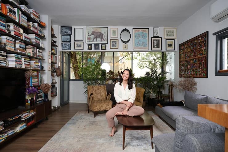 נועה רוזין בדירה שלה בתל אביב