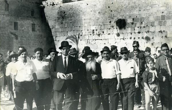 הרב אריה לוין עם מנחם בגין בכותל לאחר מלחמת ששת הימים