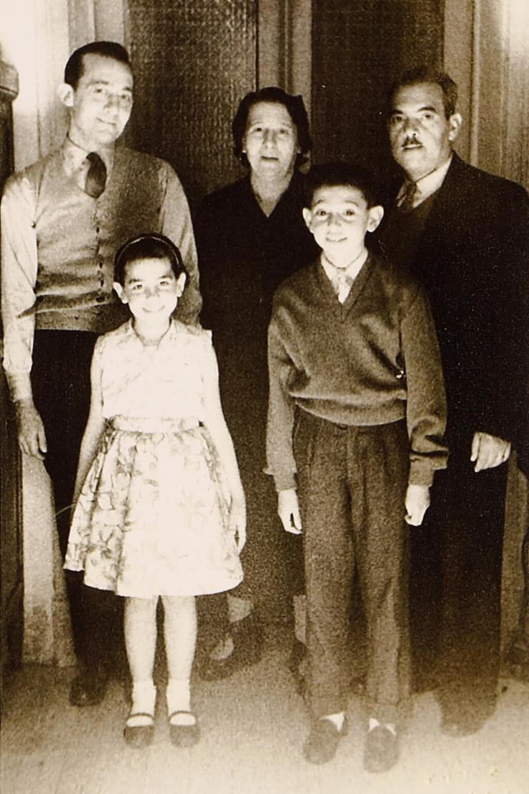 אלי וסטלה כהן, ילדיהם בנימין (בני) ומטילד (מטי), ומרק לוי (משמאל), אחיה של סטלה, שהתגורר גם הוא בבית המשפחה