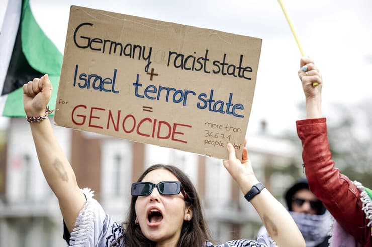 בית הדין הפלילי הבינלאומי האג תביעה של ניקרגואה נגד גרמניה בגלל סיוע ב נשק ל ישראל מלחמה רצועת עזה הפגנה בחוץ