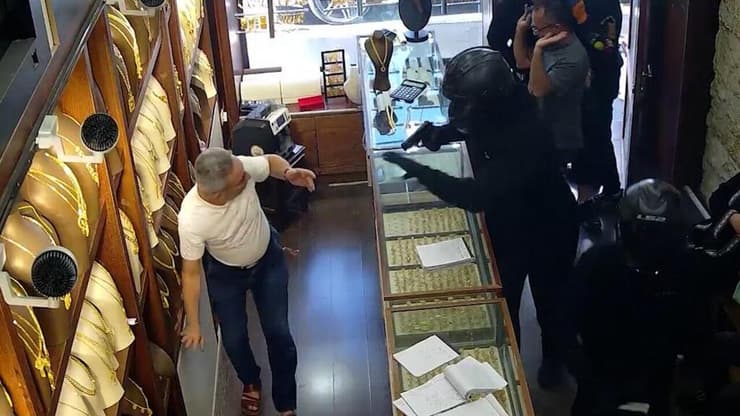 תיעוד: כנופיית שודדים מבצעת שוד אלים בחנות תכשיטים בטול כרם