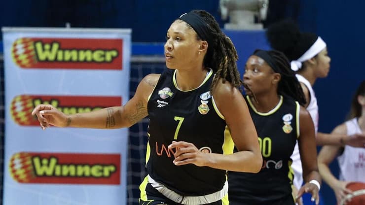 פלרטטה עם טריפל-דאבל. סימס (צילום: דני מרון, באדיבות מינהלת ליגת העל לנשים) שחקני אליצור רמלה ג'ני סימס