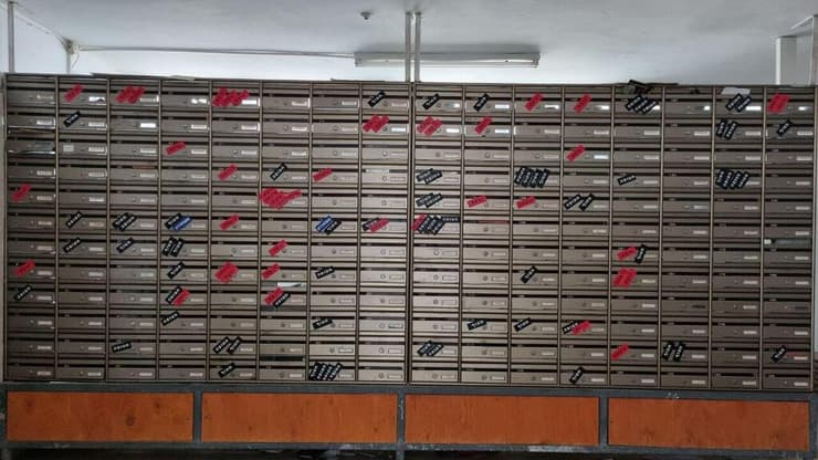 תיבות הדואר של ניר עוז. 117 נרצחו, 29 עדיין בשבי ניר עוז