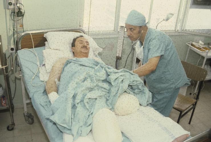 בסאם שקעה, שהיה ראש עיריית שכם, בבית החולים לאחר שנפצע מפעולת המחתרת היהודית