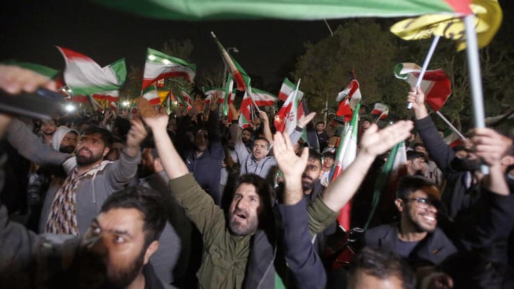 חגיגות בטהרן בעקבות המתקפה האיראנית