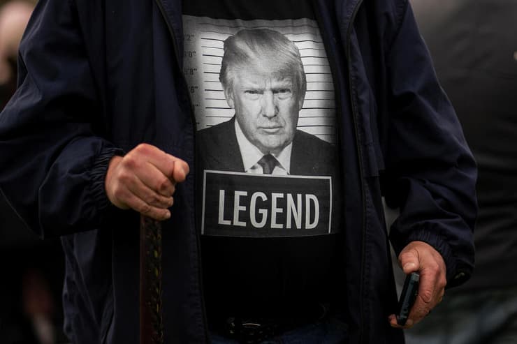 חולצה של תומך טראמפ עם תמונתו המפורסמת כשנעצר 