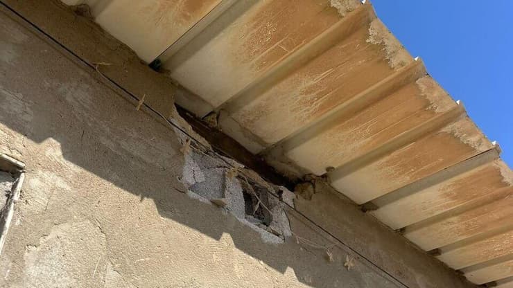 הבית שנפגע בפזורה במתקפה האיראנית באפריל. "מתקפה נוספת תפגע בעוד ילדים" (צילום: פרחאן גבוע) הבית שנפגע בפזורה