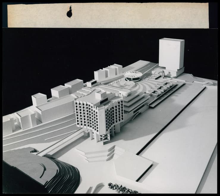 חלופות לתכנון כיכר אתרים של האדריכל יעקב רכטר. תצלום דגם, שנות ה-70