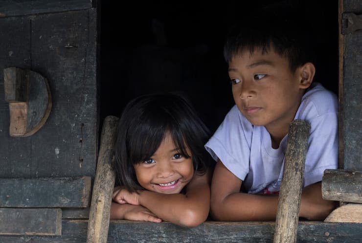 ילדים בבית כלונסאות בבנאווי  - בתוך הבית גם אוגרים את האורז 
