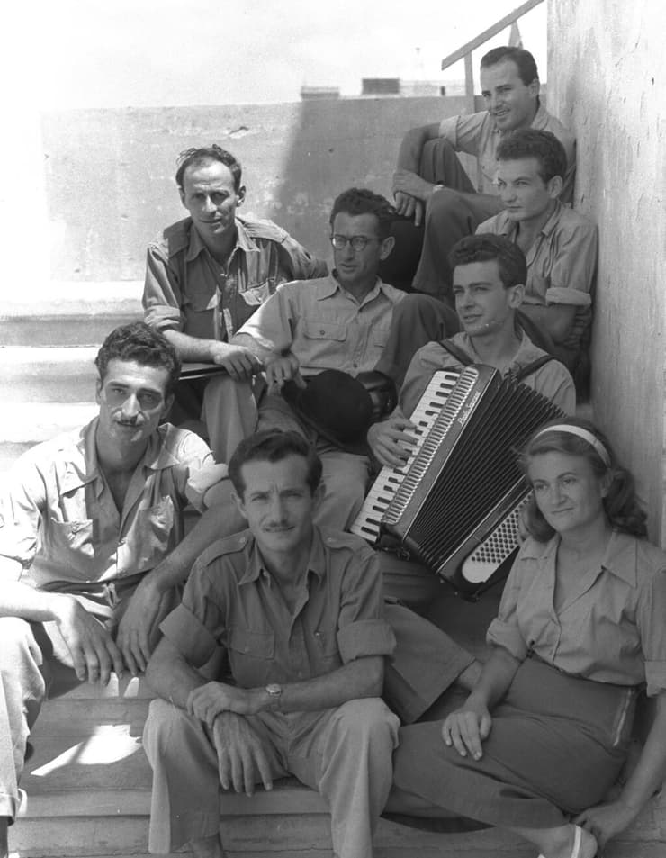 נעמי פולני עם להקת הצ'יזבטרון, 1949