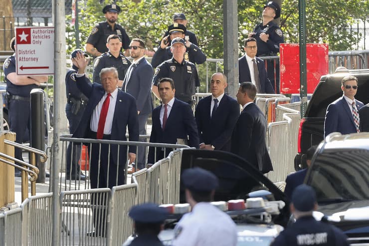 ארה"ב דונלד טראמפ יוצא מ מגדל טראמפ בדרך ל בית ה משפט ב ניו יורק ל פתיחת משפט דמי שתיקה סטורמי דניאלס