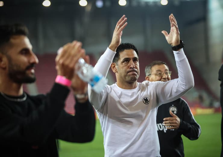 האוהדים לקחו קשה את הזזתו מעמדת המאמן. ברדה (צילום: עוז מועלם) ברדה