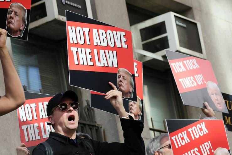 ארה"ב מפגינים נגד דונלד טראמפ ליד בית משפט ניו יורק פתיחת משפט דמי שתיקה סטורמי דניאלס