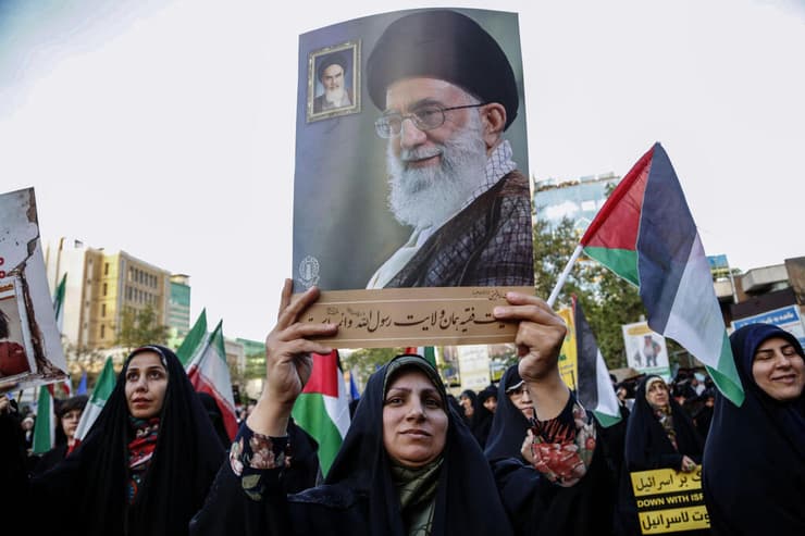 איראן טהרן מפגינים כיכר פלסטין אחרי מתקפת ה טילים ו כטב"מים על ישראל 15 אפריל