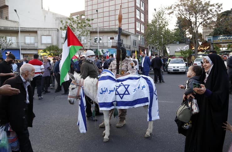 איראן טהרן מפגינים כיכר פלסטין אחרי מתקפת ה טילים ו כטב"מים על ישראל 15 אפריל