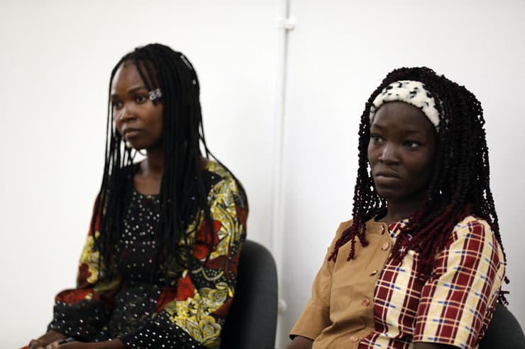 ניגריה 10 שנים ל חטיפת ה נערות מ צ'יבוק החטופות לשעבר ג'ומאי מוטה (משמאל) ו אמינה עלי