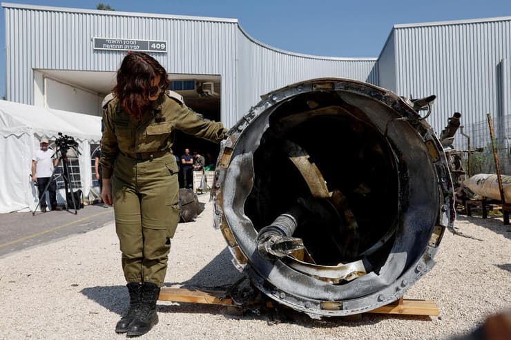 נפל של טיל בליסטי ששיגרה איראן ואשר נפל באזור ים המלח מוצג על ידי צה"ל לתקשורת ב בסיס ג'וליס 