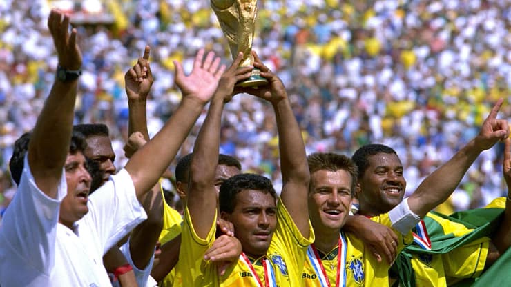 רומאריו חוגג את הזכייה במונדיאל 1994 