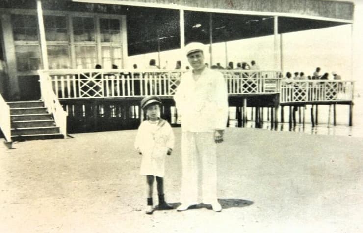 ויקטור וידאל ובנו דוד בעיר הקיט ראס אל-באר
