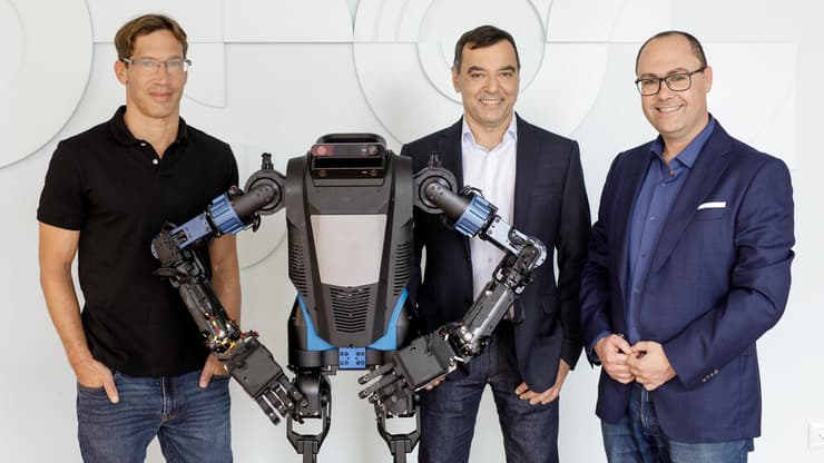 מימין: פרופ' שי שלו שוורץ, פרופ' אמנון שעשוע ופרופ' ליאור וולף מייסדי מנטי רובוטיקס