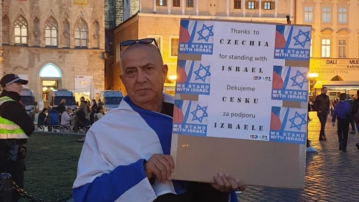 תמיר כרמל בהפגנת תמיכה בישראל