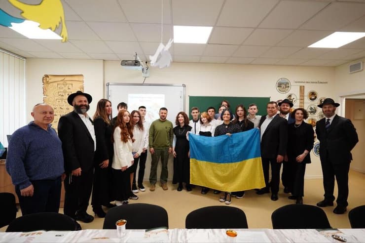 תמונה משותפת עם דגל אוקראינה