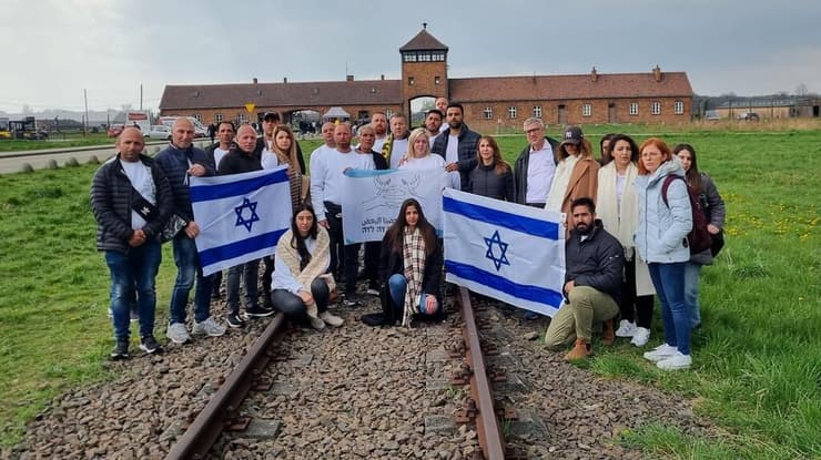 עם משלחת של ערבים ישראלים באושוויץ