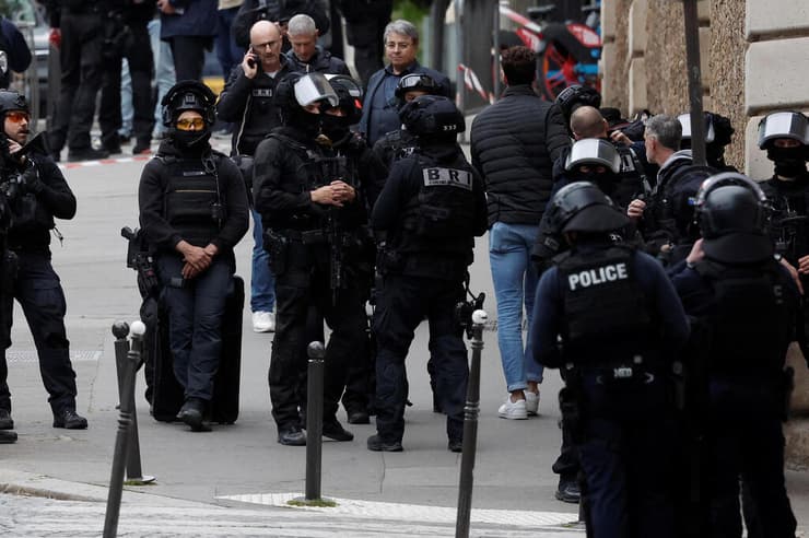 אדם איים לפוצץ  עצמו בקונסוליית איראן בפריז