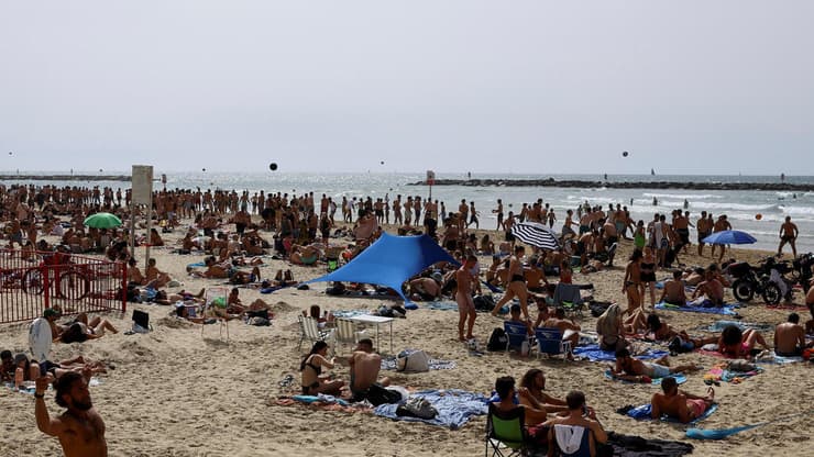 עלייה בטמפרטורות, ים גלי עד נוח. חוף הים בתל אביב (צילום: REUTERS /Hannah McKay) חוף הים בתל אביב