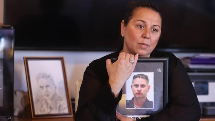 חני שלמה, ששכלה את בעלה אדיר ב-7 באוקטובר (צילום: גדי קבלו) חני שלמה עם תמונתו של רס"ב אדיר ז"ל