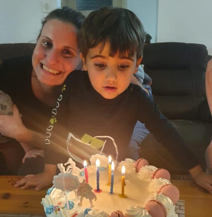 שירי ביבס חוגגת יום הולדת עם אחיינה אלון ב-2022