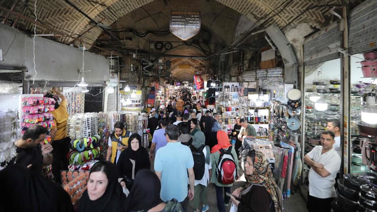 בשוק בטהרן. איראן בעשירייה האחרונה (צילום: ATTA KENARE / AFP) טהרן, איראן