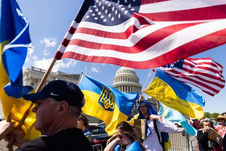 תומכי אוקראינה ליד ה קונגרס ארה"ב הצבעה על חבילת סיוע