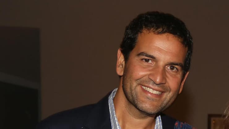 מחכה להסדרה מצד תושב. אדמונד ספרא (צילום: Patrick McMullan / Getty Images) אדמונד ספרא ואישתו