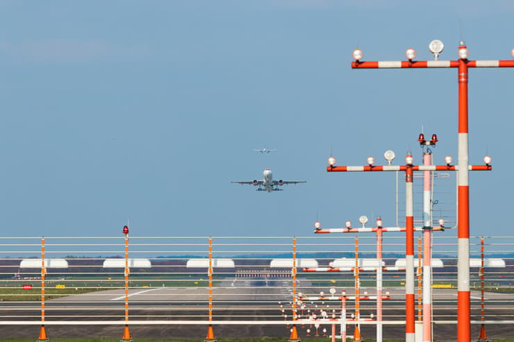 גם כיום אותות רדיו משמשים בניווט של מטוסים וכלי רכב אחרים. מערך של אנטנות ופנסים בנמל התעופה של דילסלדורף, גרמניה 
