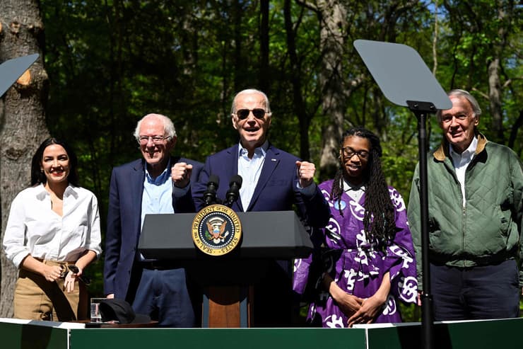 המחוקקת אלכסנדרייה אוקסיו-קורטז לצד נשיא ארה"ב ג'ו ביידן באירוע לרגל יום כדור הארץ ב וירג'יניה