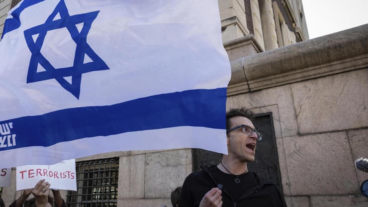 המרצה הישראלי שי דוידאי מסורב כניסה לאוניברסיטת קולומביה בניו יורק, ארה"ב בצל המחאה הפרו-פלסטינית שהתקיימה בפנים