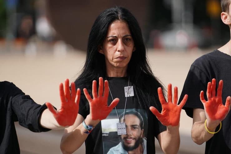 מיצג משפחות החטופים ליום ה-200 בשבי, כיכר הבימה, תל אביב