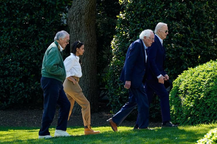 המחוקקת אלכסנדרייה אוקסיו-קורטז לצד נשיא ארה"ב ג'ו ביידן באירוע לרגל יום כדור הארץ ב וירג'יניה