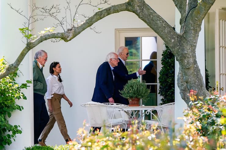 נשיא ארה"ב ג'ו ביידן צועד ל הבית הלבן עם המחוקקת האנטי-ישראלית אלכסנדרייה אוקסיו-קורטז וכן הסנאטורים ברני סנדרס ו אד מרקי